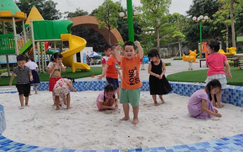 Học phí trường mầm non công và tư chênh lệch tùy theo chất lượng. (Ảnh: Sưu tầm Internet)