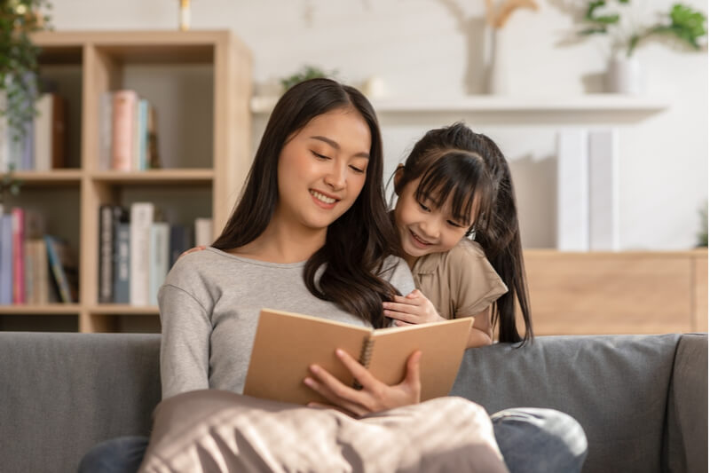 Đọc sách cho bé nghe. (Ảnh: Sưu tầm Internet)