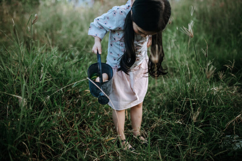 Ba mẹ nên dạy cho các bé hiểu về môi trường xung quanh. (Ảnh: Sưu tầm Internet)