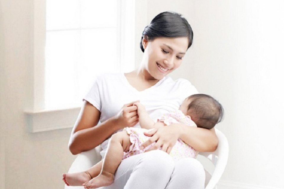 Cho con bú đúng cách sẽ giúp trẻ bú được nhiều hơn và giúp mẹ kích sữa tốt hơn (Ảnh: Sưu tầm Internet)