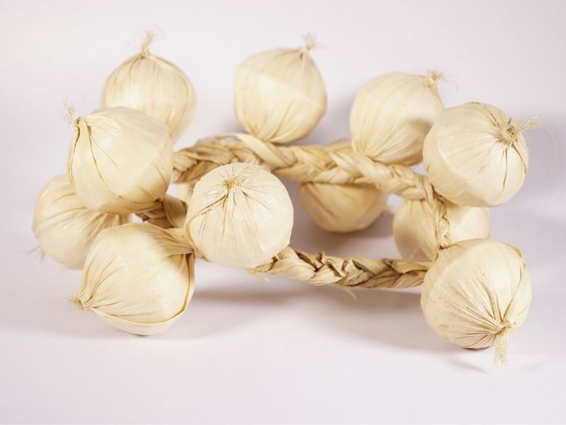 Nên treo tỏi ở đầu giường trẻ sơ sinh. (Ảnh: Sưu tầm Internet)