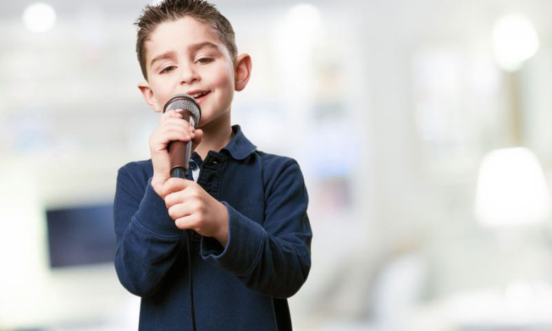 Mạnh dạn tự tin trước đám đông là kỹ năng vô cùng quan trọng. (Ảnh: Nguồn Internet)