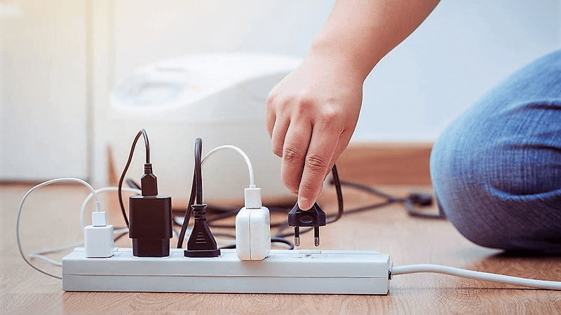 Không để nước gần nơi có ổ điện, ổ cắm. (Ảnh: Sưu tầm Internet)