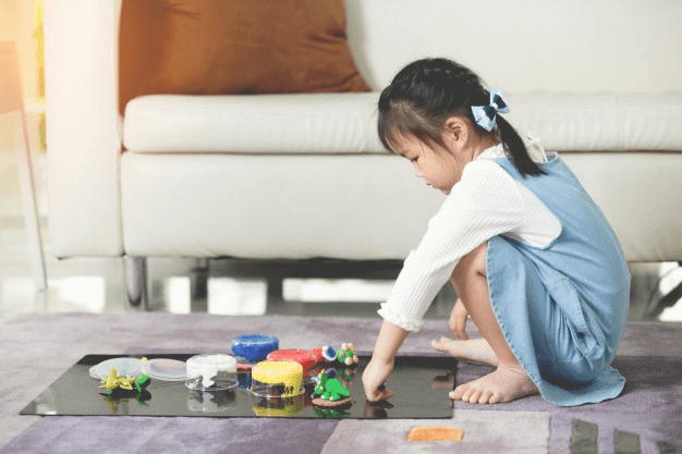 Kỹ năng sống ở nhà một mình: Không kể với bất kì ai là con đang ở nhà một mình. (Ảnh: Sưu tầm Internet)