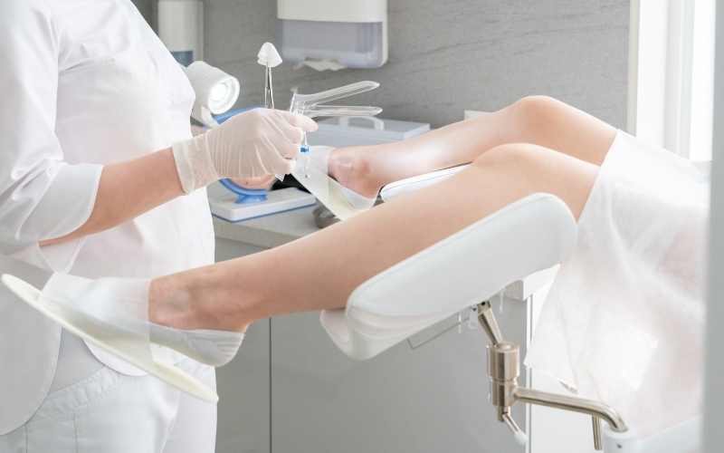 Bà bầu 20 tuần bị ra máu do dụng cụ khám âm đạo. (Ảnh: Sưu tầm Internet)