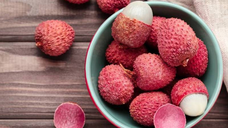 Mẹ sau sinh có thể ăn vải thiều nhưng nên hạn chế. (Ảnh: Sưu tầm Internet) 