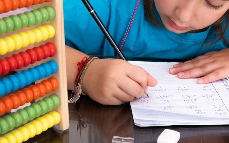 Luyện tập toán 4 nhân một số với một hiệu. (Ảnh: Sưu tầm Internet)