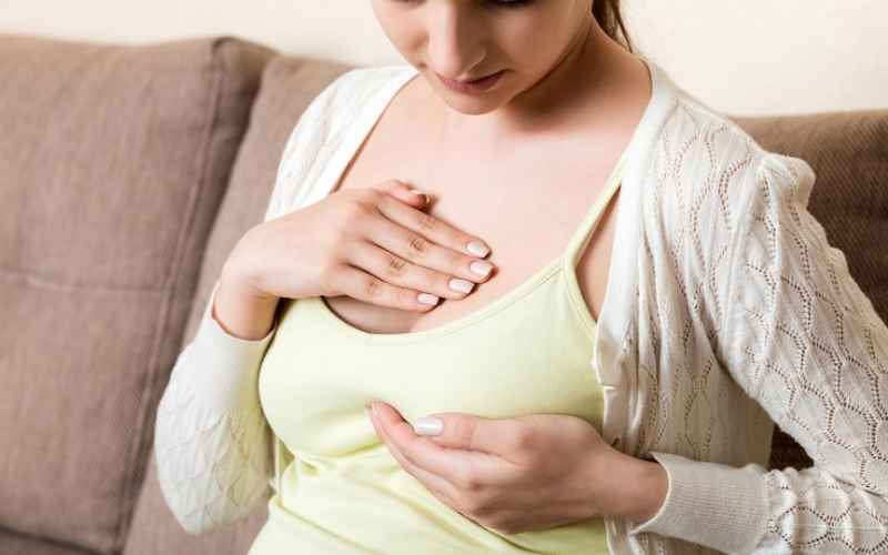 Mất cảm giác ngực căng cứng thuộc những dấu hiệu thai yếu. (Ảnh: Sưu tầm Internet)