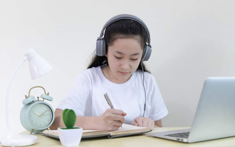 Bé tập viết chính tả Những quả đào tiếng Việt lớp 2. (Ảnh: Sưu tầm Internet)