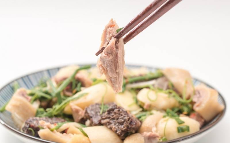 Thức ăn mặn gây ra huyết áp cao. (Ảnh: Sưu tầm Internet)