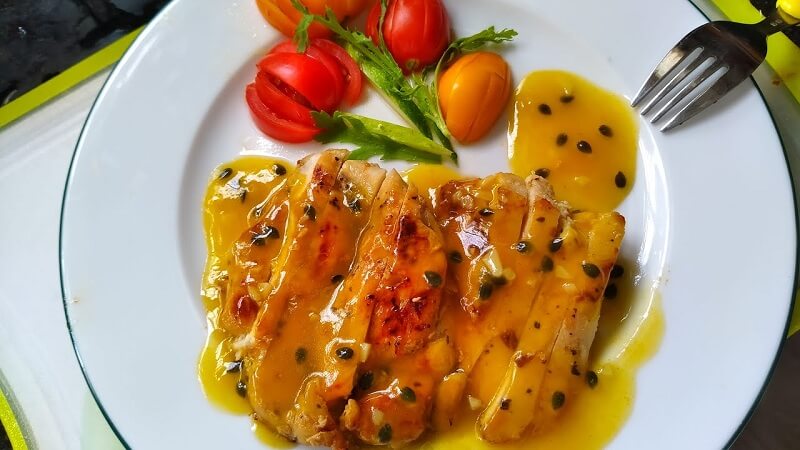 Ức gà sốt chanh dây. (Ảnh: Sưu tầm Internet)