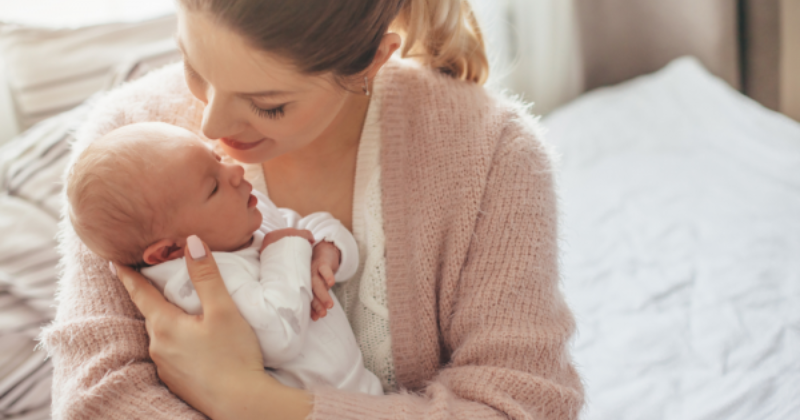 Các chuyên gia khuyến cáo mẹ đang cho con bú không nên dùng Retinol (Ảnh: Sưu tầm Internet)