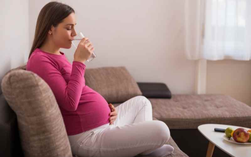 Uống nhiều nước giúp bà bầu hạ sốt an toàn. (Ảnh: Sưu tầm Internet)