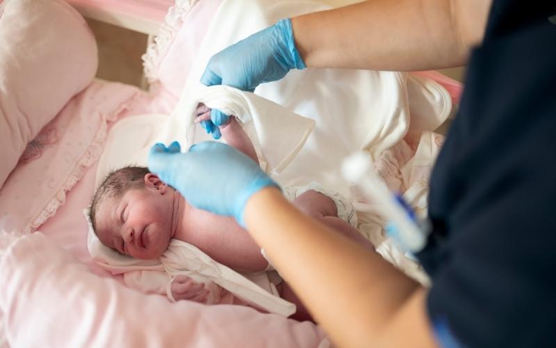 Mẹ bầu và thai nhi phải đối mặt với nguy hiểm do sùi mào gà gây ra. (Ảnh: Sưu tầm Internet)