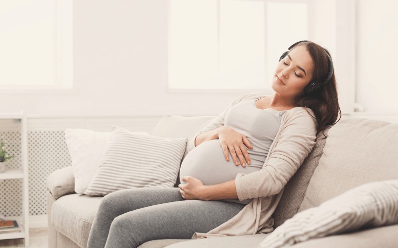 Chỉ nên nghe nhạc 2-3 lần mỗi ngày, mỗi lần không quá 20 phút. (Ảnh: Sưu tầm Internet)