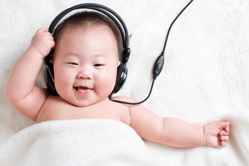 Cùng bé đung đưa theo nhạc. (Ảnh: Sưu tầm Internet)