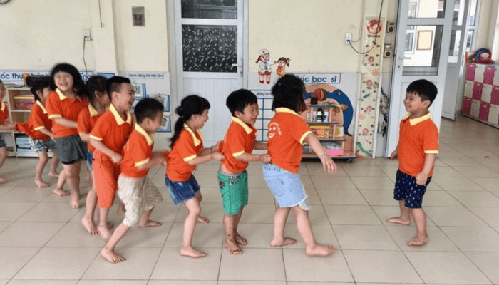 Trò chơi vận động: Dồn toa tàu. (Ảnh: Sưu tầm Internet)