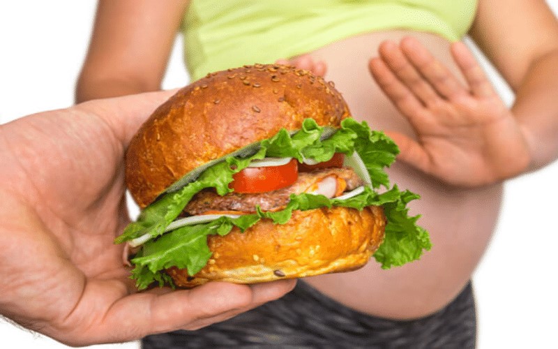 Mẹ bầu nên tránh các thức ăn nhanh. (Ảnh: Sưu tầm Internet)