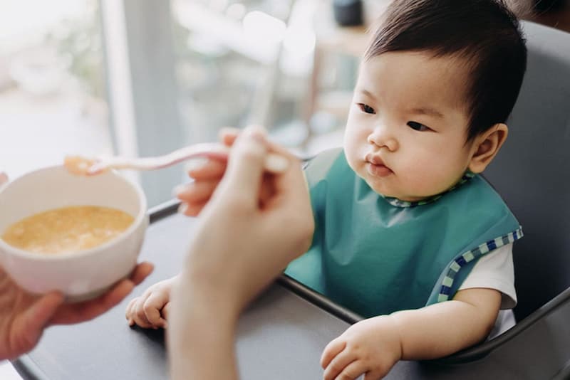 Trẻ 4 tháng ăn dặm được chưa?. (Ảnh: Sưu tầm Internet)
