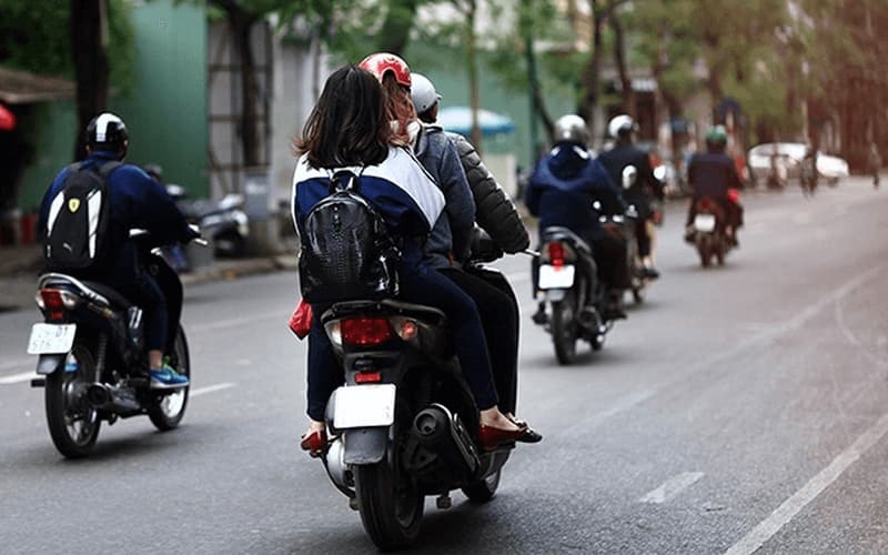 Đưa con đến trường. (Ảnh: Sưu tầm Internet)