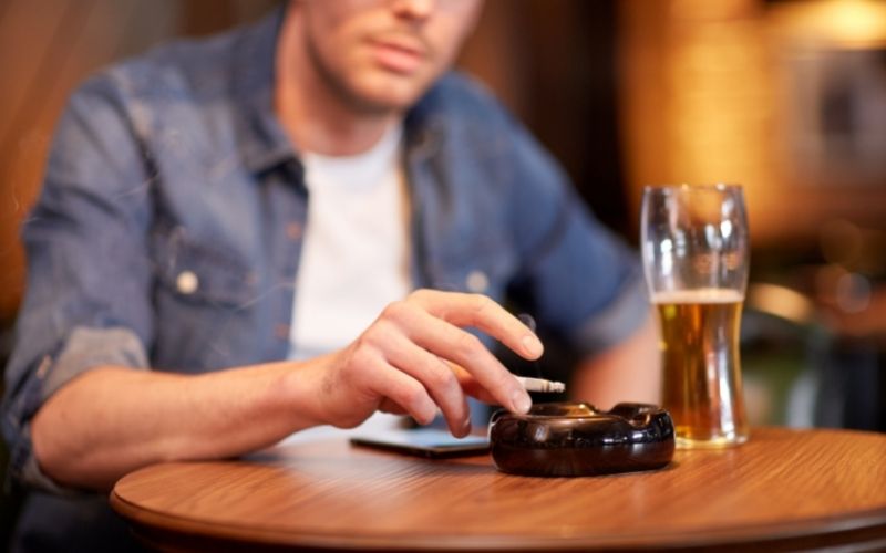 Thuốc lá và rượu chứa chất độc gây biến đổi gen, nguy hiểm cho phôi thai. (Ảnh: Sưu tầm Internet)