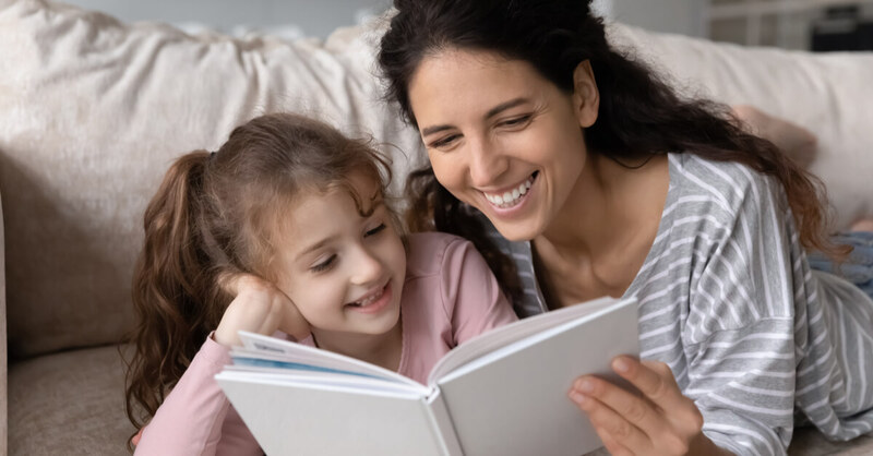 Bố mẹ sát cánh bên các con trong quá trình bé học tập (Nguồn ảnh: Sưu tầm internet)