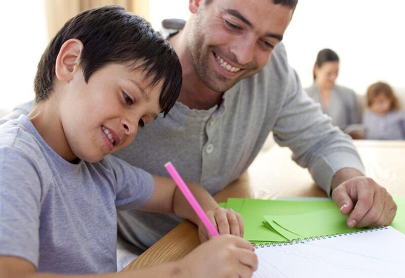 Bố mẹ giúp bé nắm vững kiến thức cơ bản (Nguồn ảnh: Sưu tầm internet)