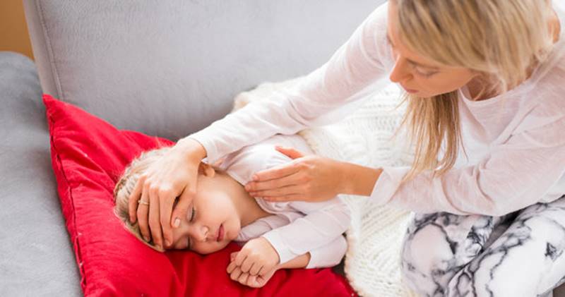 Đưa trẻ đến gặp bác sĩ khi có triệu chứng sốt cao. (Ảnh: Sưu tầm internet)