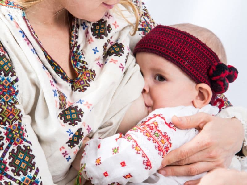 Cần cho bé bú no trước khi đi ngủ. (Ảnh: Sưu tầm Internet)