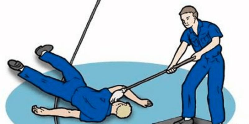 Nhanh chóng tách nạn nhân ra khỏi nguồn điện (Ảnh: sưu tầm Internet)