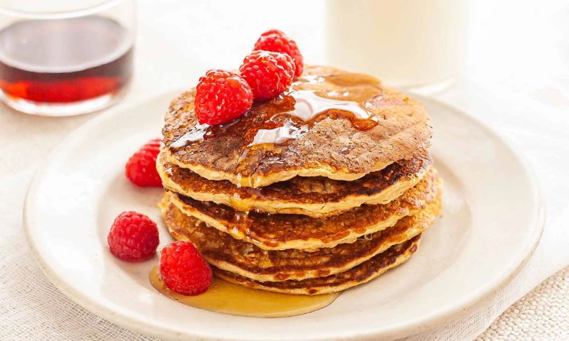 Cho trẻ tập ăn mật ong kết hợp với một số loại thực phẩm khác. (Ảnh: Nguồn Internet)