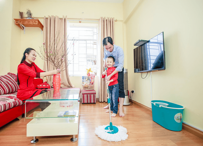 Làm gương cho trẻ. (Ảnh: Sưu tầm Internet)