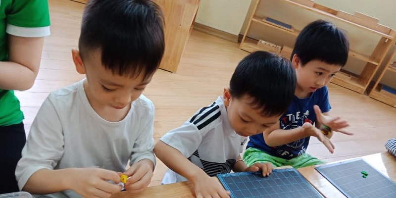 Trò chơi nặn đất sét thành hình chữ cái giúp bé học chữ hiệu quả. (Ảnh: sưu tầm internet)