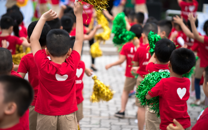 Trò chơi truyền điện cần sự tập trung và phản xạ của các bé. (Ảnh: Sưu tầm Internet)