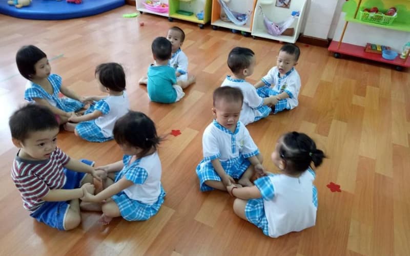 Trò chơi kéo cưa lừa xẻ thích hợp với cả trẻ 1 tuổi. (Ảnh: Thuthuatchoi.com)