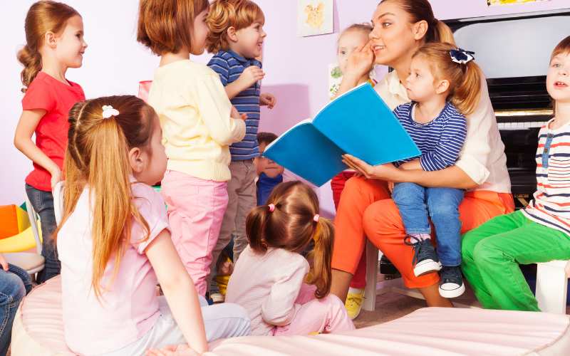 Hoạt động kể chuyện giúp trẻ phát triển ngôn ngữ tại trường mầm non công. (Ảnh: Sưu tầm Internet)