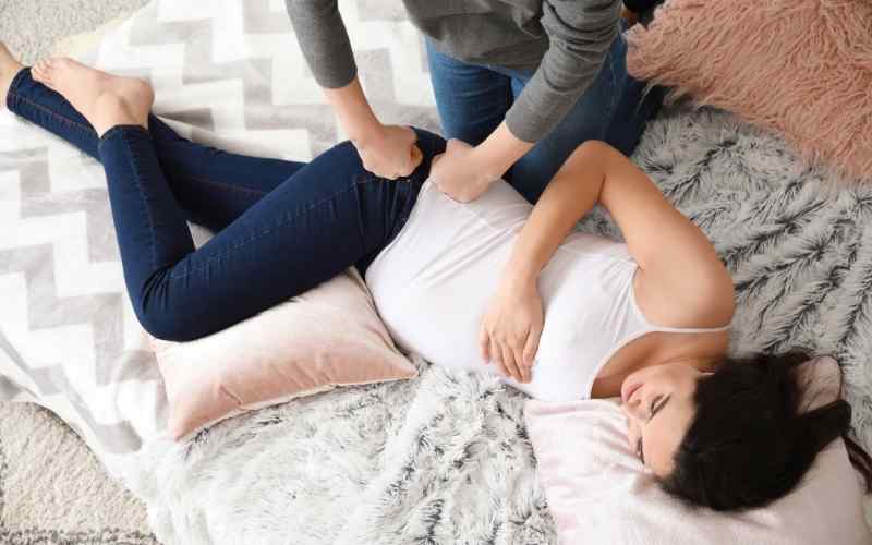 Hướng dẫn bà bầu tháng thứ 7 điều chỉnh tư thế nằm đúng cách. (Ảnh: Sưu tầm Internet)