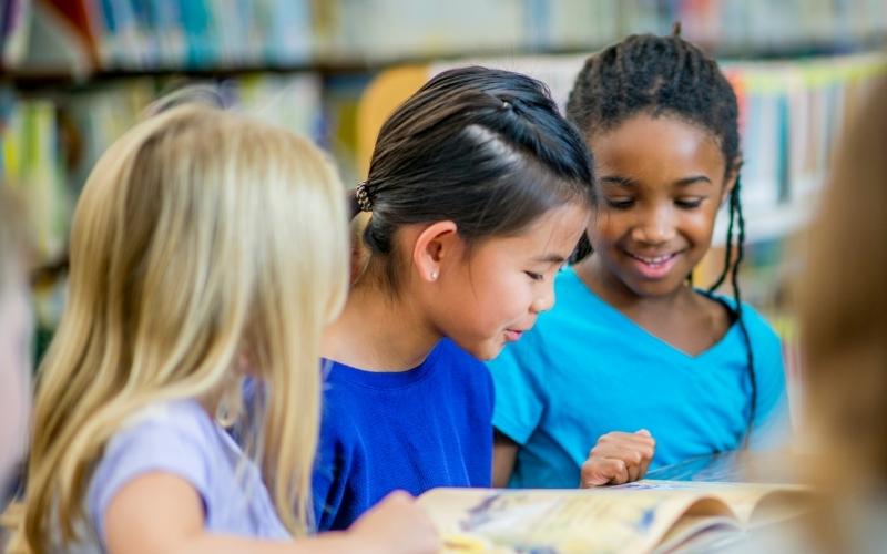 Cho các bé tự chấm chính tả cho nhau. (Ảnh: Sưu tầm Internet)