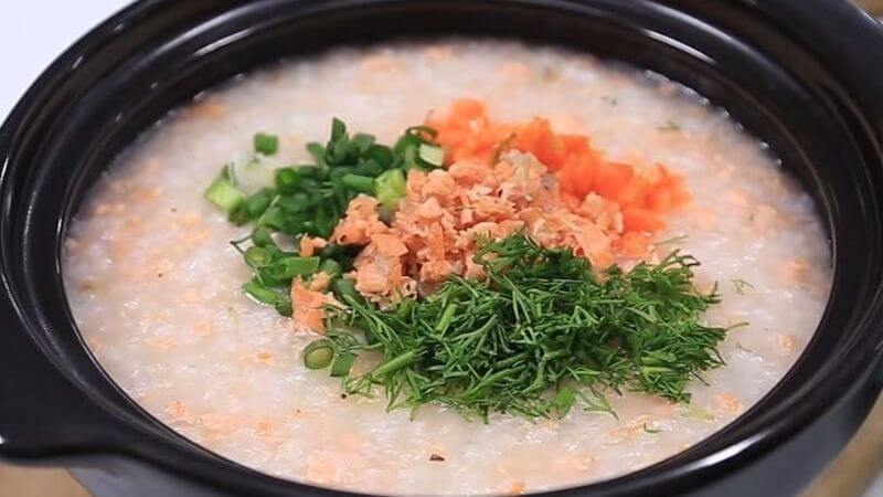Cách nấu cháo cá hồi bổ dưỡng chứa nhiều vitamin H. (Ảnh: Sưu tầm Internet)