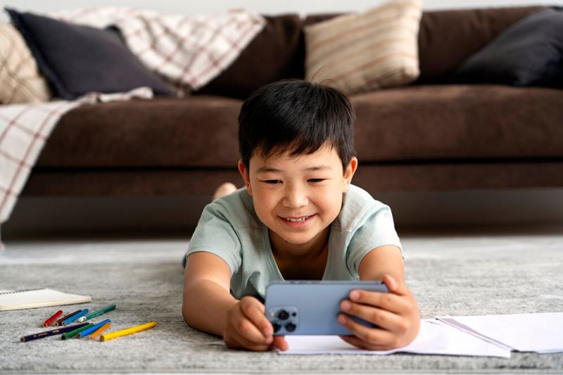 Learning anytime, anywhere with online English learning software. (Image: Internet)