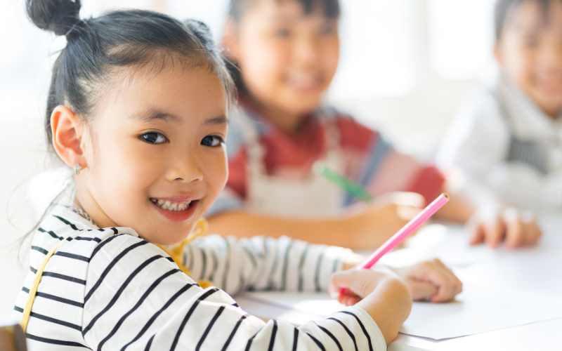 Bé tập viết bài học cuộc họp của chữ viết. (Ảnh: Sưu tầm Internet)