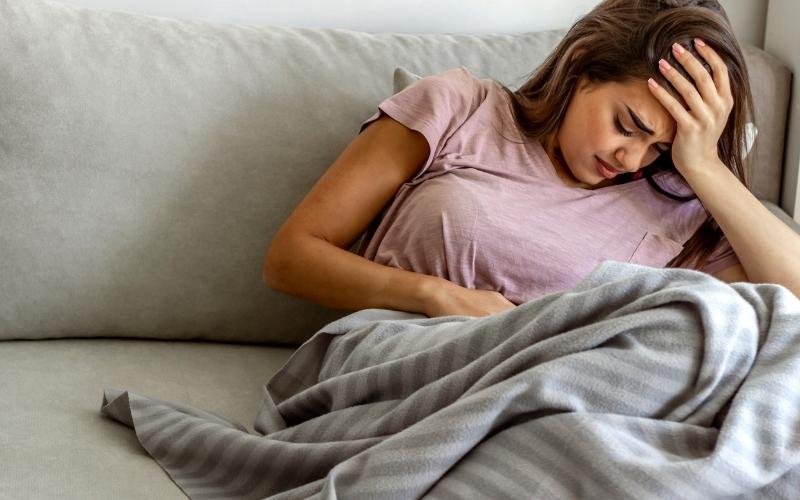 Bà bầu bị đau bụng do tử cung bị giãn ra. (Ảnh: Sưu tầm Internet)