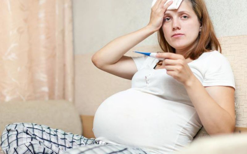 Bà bầu bị tiêu chảy kèm sốt cần đi khám ngay. (Ảnh: Sưu tầm internet)