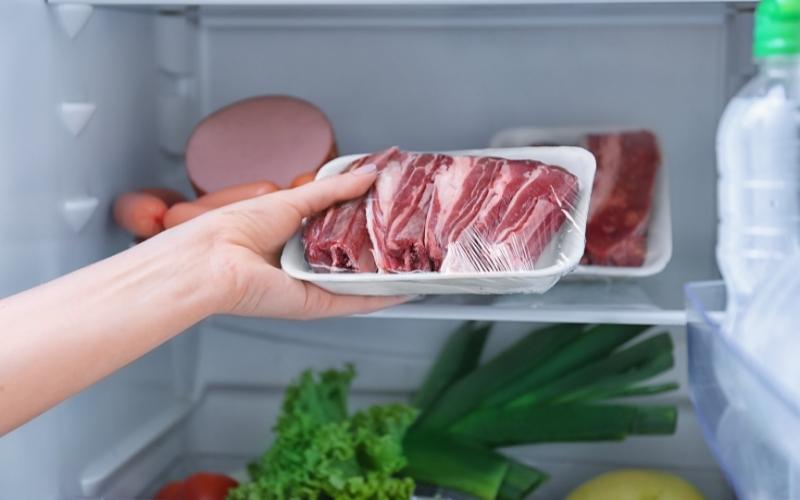 Bọc màng bọc thực phẩm trước khi cấp đông. (Ảnh: Sưu tầm Internet)