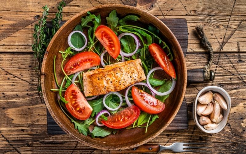 Cần ăn đủ 4 nhóm chất cần thiết. (Ảnh: Sưu tầm Internet)