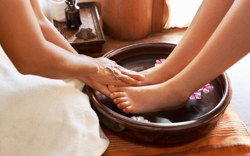 Chị em nên ngâm chân trước khi ngủ để cảm thấy thoải mái hơn. (Ảnh: Sưu tầm Internet)