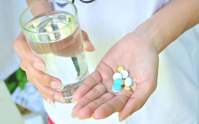 Điều trị viêm lộ tuyến bằng thuốc uống. (Ảnh: Sưu tầm Internet)