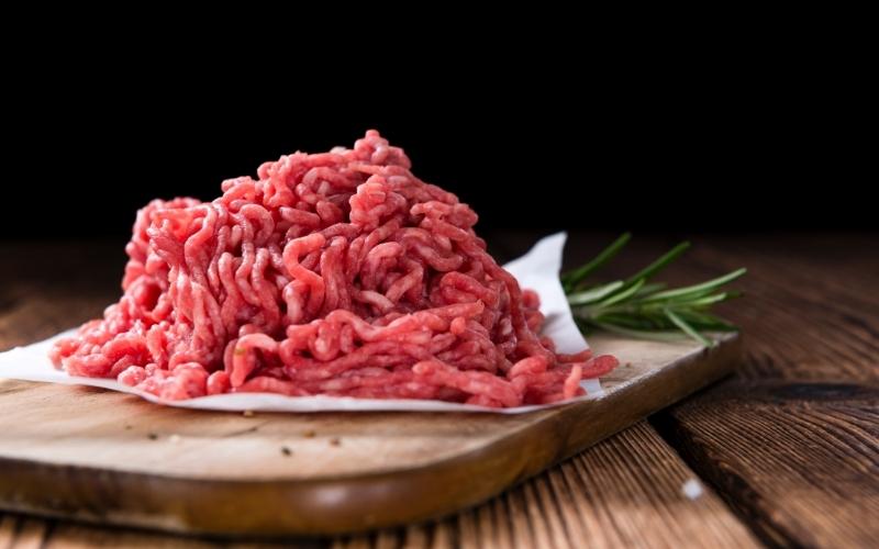 Bà bầu tháng thứ 8 nên kiêng đồ ăn tái sống (Ảnh: Sưu tầm Internet)