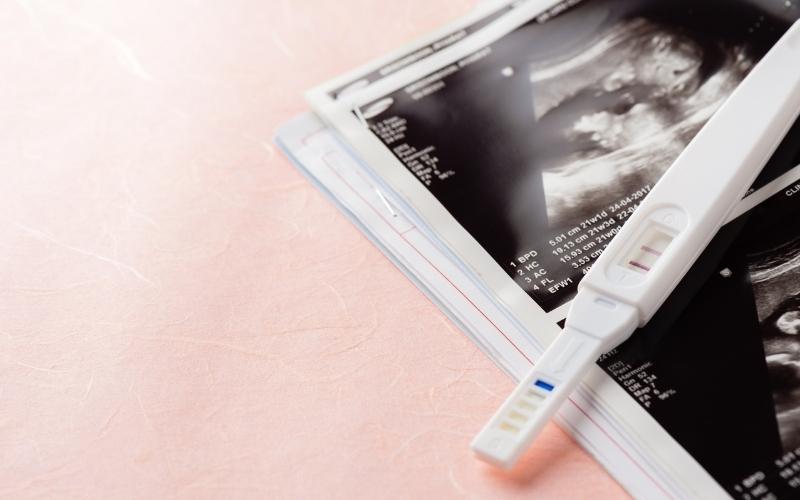 Nên dùng que thử thai vào buổi sáng để có kết quả chính xác nhất. (Ảnh: Sưu tầm Internet)