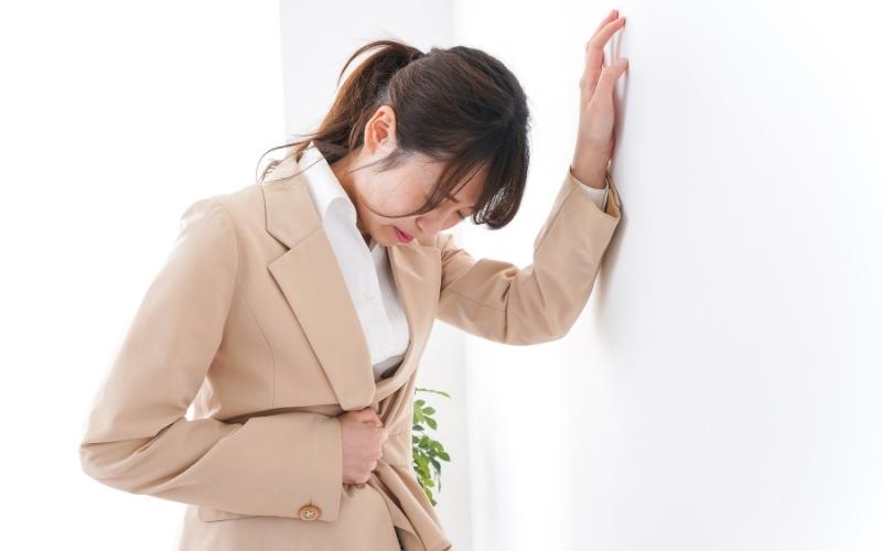 Phụ nữ bị chuột rút ở bụng trước kỳ kinh 2 ngày. (Ảnh: Sưu tầm Internet)